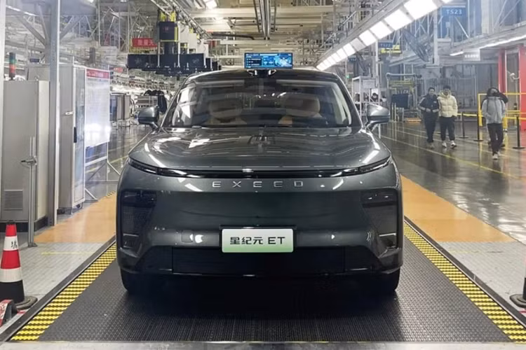 Bộ mở rộng phạm vi có công suất tối đa 115 kW (154 mã lực) và mô-men xoắn cực đại 220 Nm, trong khi động cơ trước và sau lần lượt cho công suất 150 kW (201 mã lực)/310 Nm và 195 kW (261 mã lực)/324 Nm. Khả năng tăng tốc từ 0 đến 100 km/h là 4,8 giây và tốc độ tối đa có thể đạt 195 km/h.