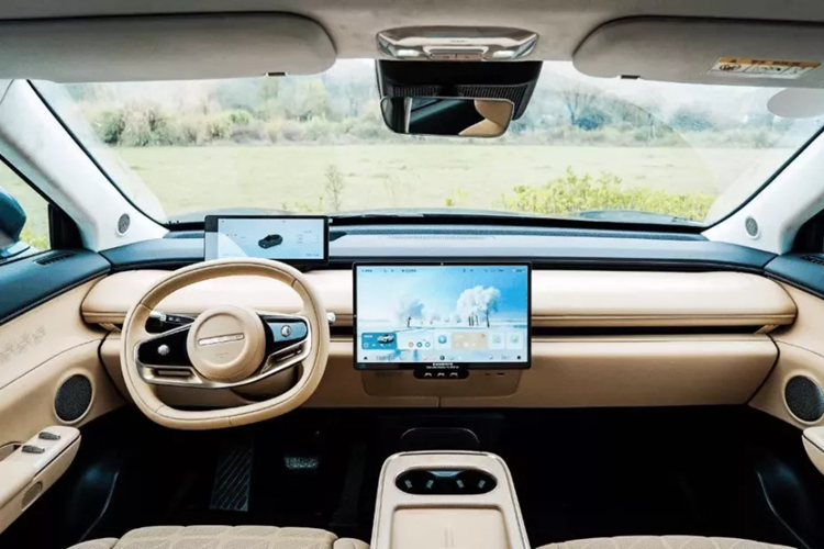 Cả ghế trước và sau đều được trang bị chức năng thông gió, sưởi ấm và massage. Ghế phụ lái không trọng lực có thể ngả ra sau chỉ bằng một nút bấm. Ngoài ra, xe còn được trang bị cửa sổ trời toàn cảnh 2,38㎡, trợ lý giọng nói Lion AI, 23 loa, đèn viền nội thất 256 màu, điều khiển từ xa và cập nhật OTA.