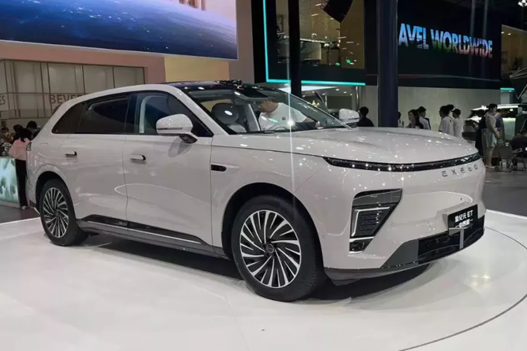 Vào ngày 15/12/2024 vừa qua, thương hiệu Exeed của Chery đã ra mắt mẫu SUV dẫn động bốn bánh mở rộng phạm vi Exlantix ET (được gọi là Sterra ET) tại Trung Quốc với ba phiên bản. Mức giá xe Chery Exeed Exlantix ET 2025 khởi điểm sẽ là từ 239.800 nhân dân tệ (33.000 USD), tương đương 783 triệu đồng.