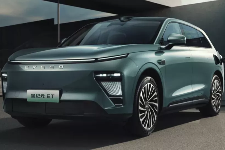 Bên trong, buồng lái được trang bị tiêu chuẩn với hộp đựng găng tay điện thông minh, tấm che nắng điện mới, màn hình điều khiển trung tâm nổi 15,6 inch và bảng điều khiển nổi 10,25 inch, được cung cấp năng lượng bởi chip Qualcomm Snapdragon 8295P và hệ điều hành Exeed OS mới.