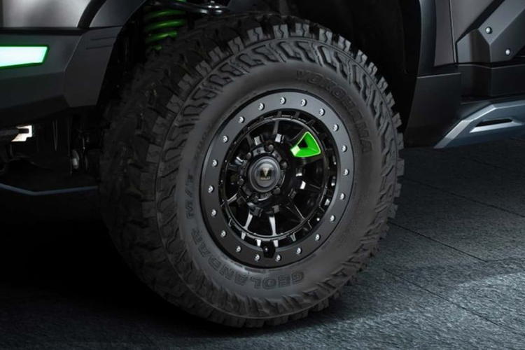 Ở phía ngang hông, chiếc SUV được trang bị bộ mâm xe mới được bọc trong lốp địa hình và một loạt các bộ phận bằng nhựa màu đen được gắn vào cửa và tấm ốp hông.