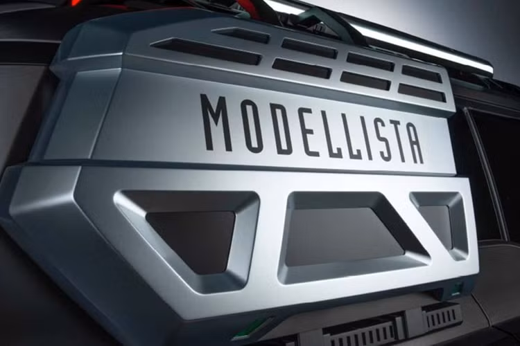 Các nâng cấp của Modellista mang đến cho mẫu SUV Nhật Bản một vẻ ngoài cứng cáp và mạnh mẽ. Bắt đầu từ phần đầu xe, chiếc Toyota Land Cruiser Prado 2024 mới được bổ sung thanh đèn LED cỡ lớn.