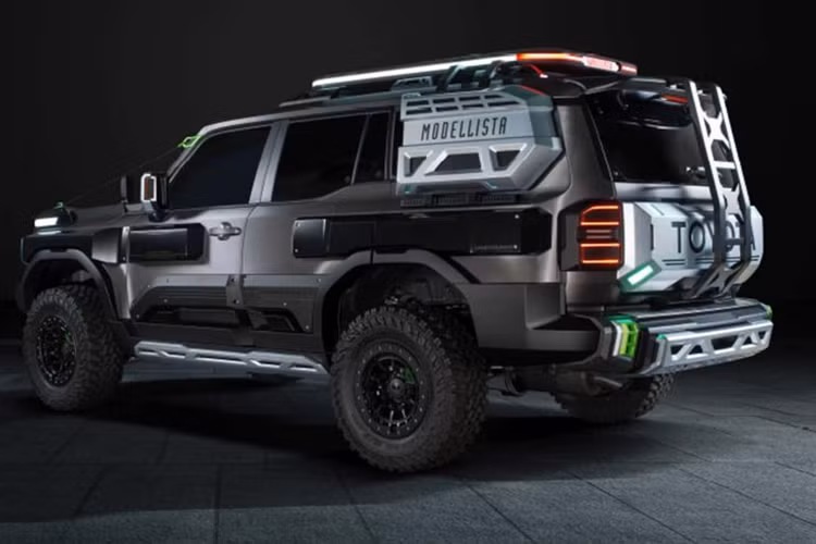 Phía sau, xe được trang bị cửa cốp mới và cản sau màu bạc, kết hợp với các thanh đèn LED màu xanh tạo điểm nhấn. Nóc xe có thêm giá chằng hàng tích hợp viền LED.