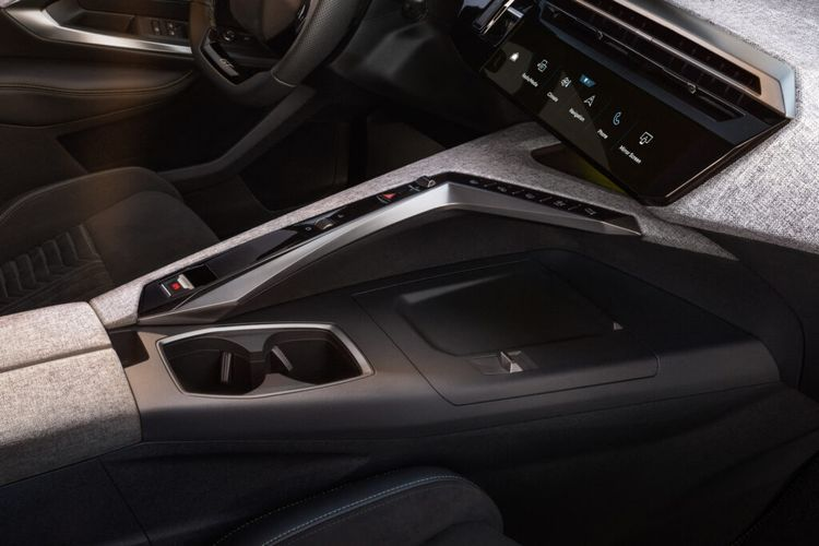 Các chi tiết tạo nên nét đặc trưng của Peugeot như cụm lưới tản nhiệt không viền hay cụm đèn pha LED dạng móng vuốt sư tử sẽ được hãng tiếp tục áp dụng trên thiết kế của E-5008 thế hệ mới. Về cơ bản, nội thất của E-5008 mang thiết kế tương tự 3008, ngoại trừ việc được bổ sung hàng ghế thứ ba.