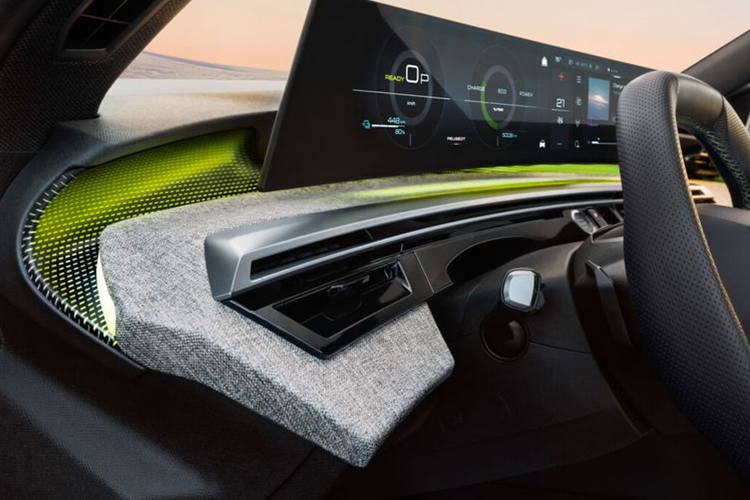 Peugeot E-5008 phiên bản tiêu chuẩn được trang bị một động cơ điện, cho công suất 211 mã lực và 345 Nm mô-men xoắn. Đi kèm với đó là cụm pin dung lượng 73 kWh, cung cấp quãng đường di chuyển khoảng 500 km với một lần sạc đầy. Trong khi đó, E-5008 bản tầm xa có công suất tăng nhẹ lên 228 mã lực.