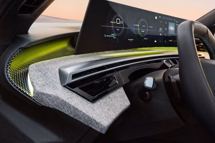 Peugeot E-5008 phiên bản tiêu chuẩn được trang bị một động cơ điện, cho công suất 211 mã lực và 345 Nm mô-men xoắn. Đi kèm với đó là cụm pin dung lượng 73 kWh, cung cấp quãng đường di chuyển khoảng 500 km với một lần sạc đầy. Trong khi đó, E-5008 bản tầm xa có công suất tăng nhẹ lên 228 mã lực.