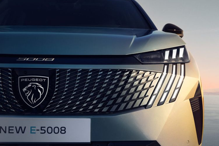 Peugeot E-5008 2025 được tích hợp công nghệ sạc nhanh, cho phép mẫu crossover tăng dung lượng pin từ 20 lên 80% chỉ trong 30 phút hoặc đi được thêm 100km sau khi sạc 10 phút thông qua bộ sạc DC 160kW.