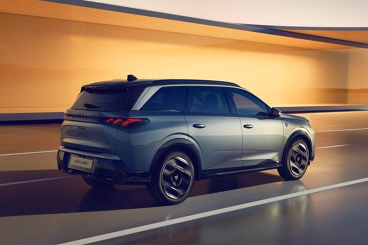 Mức giá xe Peugeot E-5008 2025 chưa công bố, nhưng nó sẽ có mặt trên thị trường từ tháng 9 tới đây. Tuy nhiên, Carscoops dự đoán giá xe sẽ dao động trong khoảng 50.000 USD đối với bản tiêu chuẩn.