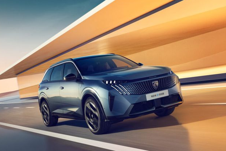 Trong đó, Peugeot 5008 là một mẫu xe khá được ưa chuộng, đặc biệt là tại thị trường châu Âu. Để tiếp tục duy trì lợi thế cạnh tranh, mới đây, Peugeot đã ra mắt phiên bản điện hóa của mẫu xe 5008 mang tên gọi E-5008. Mẫu xe điện Peugeot E-5008 2025 được phát triển dựa trên nền tảng khung gầm STLA Medium của Stellantis.