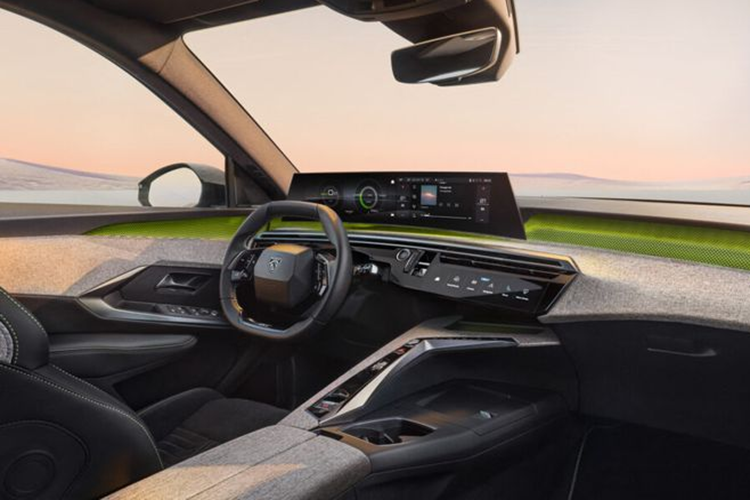 Với trục cơ sở dài 2.900 mm, E-5008 cung cấp không gian rộng rãi cho khách hàng ở cả 3 hàng ghế. Kích thước của mẫu xe này ngang ngửa với VF 8, nhưng khác nhau về số lượng chỗ ngồi (VF 8 chỉ có hai hàng ghế). Khoang hành lý tiêu chuẩn của E-5008 có dung tích 259 lít và có thể mở rộng lên đến 748 lít khi gập hàng ghế sau.