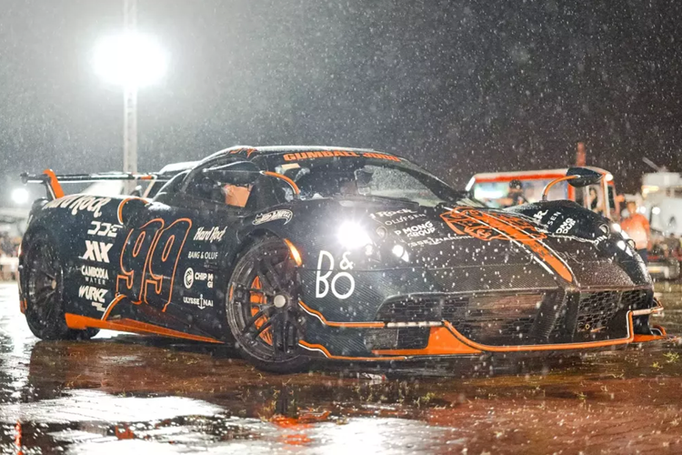 Nhưng đại diện của Việt Nam, doanh nhân Đặng Lê Nguyên Vũ cũng đã thể hiện tinh thần mến khách bằng việc nâng số tiền từ 50.000 Bảng Anh lên 200.000 Bảng Anh chỉ với mục đích, họ đã chọn Tp.HCM để quảng bá, thì mình cũng có chút lòng thành, cùng dàn xe gần 20 chiếc.