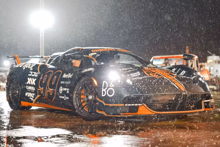 Nhưng đại diện của Việt Nam, doanh nhân Đặng Lê Nguyên Vũ cũng đã thể hiện tinh thần mến khách bằng việc nâng số tiền từ 50.000 Bảng Anh lên 200.000 Bảng Anh chỉ với mục đích, họ đã chọn Tp.HCM để quảng bá, thì mình cũng có chút lòng thành, cùng dàn xe gần 20 chiếc.