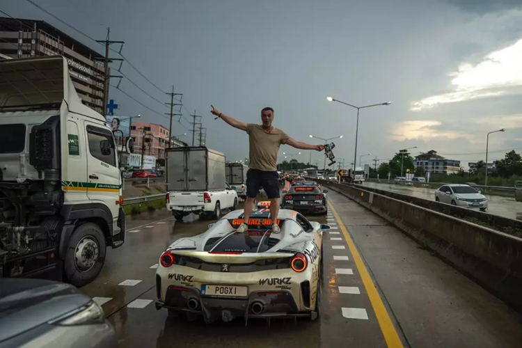 Chắc chắn khi hành trình Gumball 3000 đi qua nhiều nước khác, sẽ không có 1 cá nhân nào chịu chơi mang dàn xe ra đón đoàn như vậy. Tại Campuchia, 1 đoàn siêu xe gần 300 chiếc của các tay chơi xe đã được tập trung lại, đây cũng là đất nước có số lượng xe đông đảo nhất đón đoàn Gumball 3000 2024.