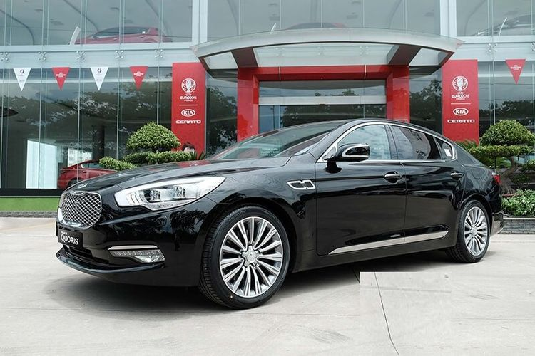 Về truyền động, Quoris được lắp động cơ xăng V6 dung tích 3.8 lít có công suất tối đa 286 mã lực tại vòng tua máy 6.600 vòng/phút và mô-men xoắn cực đại 365 Nm tại 4.500 vòng phút. Đi kèm với đó là hộp số tự động 8 cấp và hệ dẫn động cầu sau.