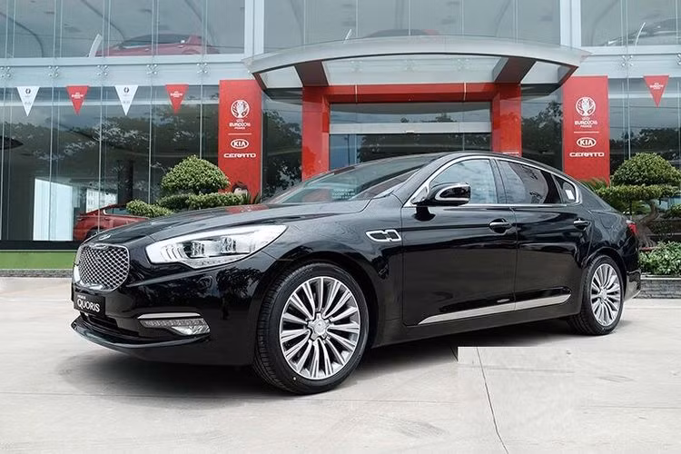 Về truyền động, Quoris được lắp động cơ xăng V6 dung tích 3.8 lít có công suất tối đa 286 mã lực tại vòng tua máy 6.600 vòng/phút và mô-men xoắn cực đại 365 Nm tại 4.500 vòng phút. Đi kèm với đó là hộp số tự động 8 cấp và hệ dẫn động cầu sau.