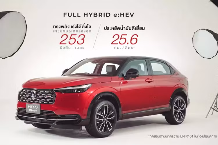 Vào hồi tháng 3 năm nay, hãng Honda đã ra mắt phiên bản nâng cấp nhẹ của dòng xe HR-V ở thị trường Nhật Bản. Trong khi đó, thị trường Đông Nam Á sẽ đón nhận phiên bản nâng cấp của Honda HR-V vào tháng 11 tới đây. Thị trường Đông Nam Á đầu tiên mà Honda HR-V 2025 ra mắt chính là Thái Lan.
