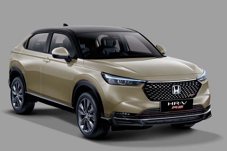 Bên cạnh đó là pin lithium-ion, có thể sạc tự động khi xe đang chạy. Lượng xăng tiêu thụ trung bình của mẫu SUV hạng B này là 25,6 km/lít (khoảng 3,9 lít/100 km). Theo kế hoạch, Honda HR-V 2025 sẽ chính thức ra mắt thị trường Thái Lan từ ngày 27/11 năm nay, tại triển lãm Motor Expo 2024.