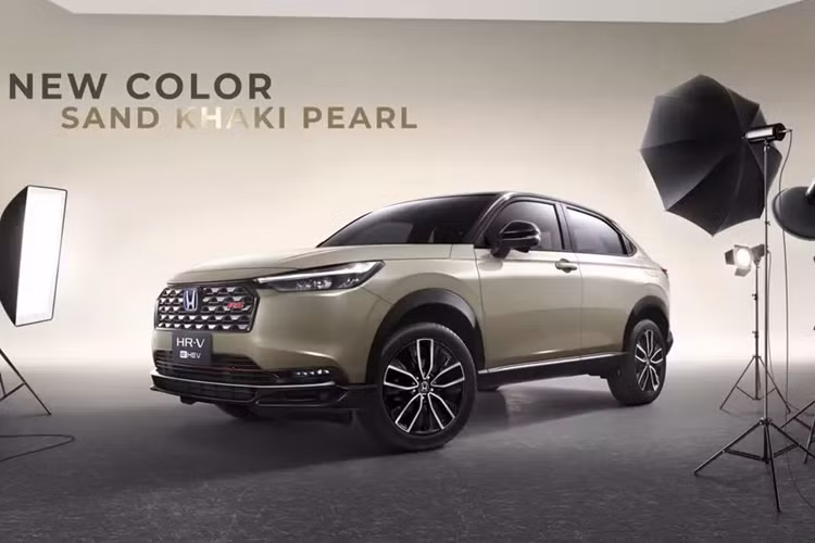 Mức giá xe Honda HR-V 2025 tại thị trường Thái Lan vẫn chưa được công bố. Sau Thái Lan, Honda HR-V mới dự kiến sẽ tiếp tục ra mắt những thị trường Đông Nam Á khác như Việt Nam. Trước đó, vào hồi tháng 7/2024, phiên bản mới của mẫu xe này cũng đã được đăng ký bảo hộ kiểu dáng công nghiệp ở Việt Nam.