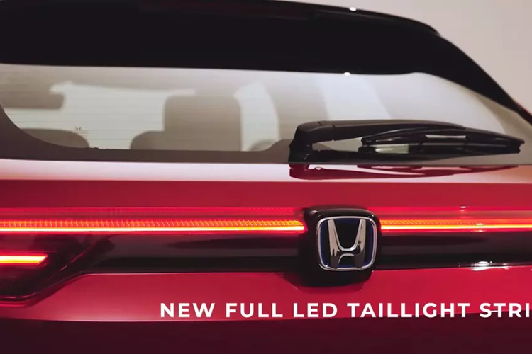 Nằm bên dưới nắp ca-pô của Honda HR-V 2025 tại Thái Lan vẫn là hệ truyền động hybrid mang tên e:HEV như trước. Hệ truyền động này bao gồm máy xăng Atkinson Cycle 4 xi-lanh, dung tích 1.5L, 2 mô-tơ điện và hộp số E-CVT, tạo ra công suất tổng cộng 131 mã lực cùng mô-men xoắn cực đại 252 Nm.