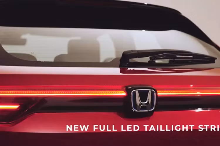 Nằm bên dưới nắp ca-pô của Honda HR-V 2025 tại Thái Lan vẫn là hệ truyền động hybrid mang tên e:HEV như trước. Hệ truyền động này bao gồm máy xăng Atkinson Cycle 4 xi-lanh, dung tích 1.5L, 2 mô-tơ điện và hộp số E-CVT, tạo ra công suất tổng cộng 131 mã lực cùng mô-men xoắn cực đại 252 Nm.