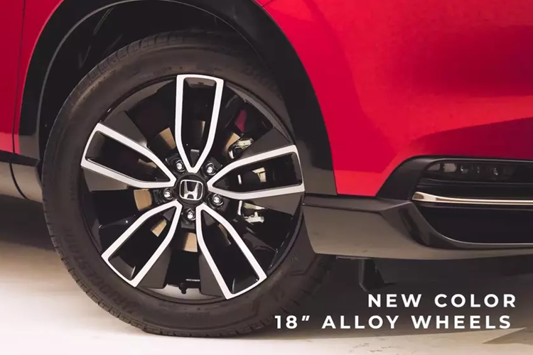 Thay đổi tiếp theo của xe nằm ở vành hợp kim 18 inch mới với thiết kế 5 chấu, phay xước 2 màu. Đèn pha của xe không thay đổi thiết kế nhưng có thêm công nghệ chiếu sáng thích ứng hiện đại hơn. Ngoài ra, Honda HR-V 2025 còn sở hữu cụm đèn hậu LED cải tiến, giống trang bị dùng cho xe ở thị trường Nhật Bản.