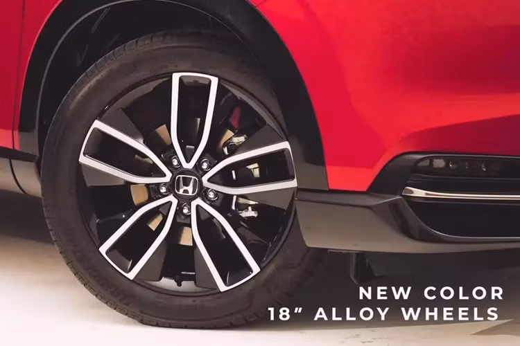 Thay đổi tiếp theo của xe nằm ở vành hợp kim 18 inch mới với thiết kế 5 chấu, phay xước 2 màu. Đèn pha của xe không thay đổi thiết kế nhưng có thêm công nghệ chiếu sáng thích ứng hiện đại hơn. Ngoài ra, Honda HR-V 2025 còn sở hữu cụm đèn hậu LED cải tiến, giống trang bị dùng cho xe ở thị trường Nhật Bản.