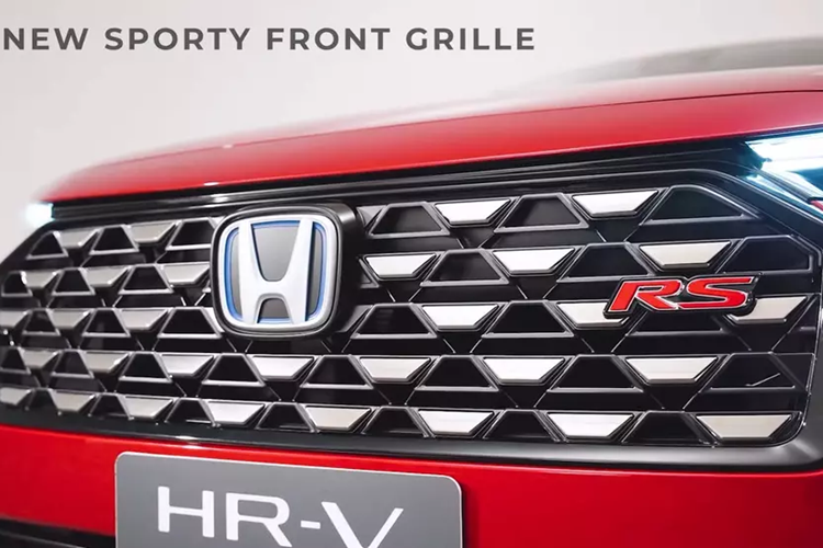Vào hôm 10/9 vừa qua, hãng Honda đã nhận cọc dành cho mẫu SUV cỡ B này ở thị trường Thái Lan. Đồng thời, hãng Honda cũng tung ra những hình ảnh và thông tin đầu tiên của HR-V mới dành cho Đông Nam Á. Qua những hình ảnh này, có thể thấy Honda HR-V 2025 cho Đông Nam Á đã được cải tiến nhẹ về mặt thiết kế ngoại thất.