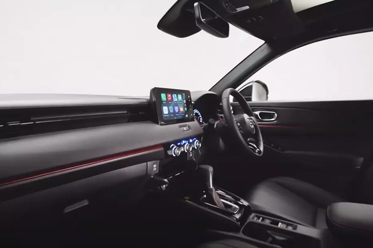 Cụm đèn hậu này có thiết kế tổng thể không thay đổi so với phiên bản cũ. Tuy nhiên, tạo hình bên trong đèn hậu đã được làm mới với 2 dải đèn song song. Đèn hậu cũng là loại LED toàn phần mới, tăng vẻ cao cấp cho xe. Tại thị trường Thái Lan, mẫu SUV cỡ B này có thêm màu sơn ngoại thất mới là vàng cát Khaki Sand.