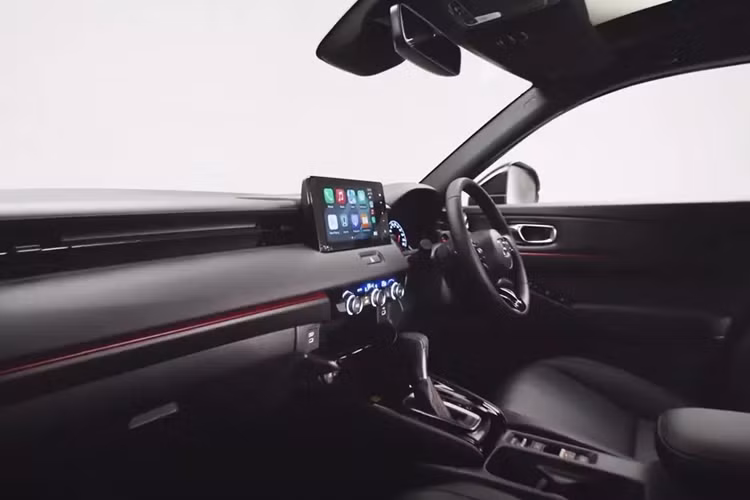 Cụm đèn hậu này có thiết kế tổng thể không thay đổi so với phiên bản cũ. Tuy nhiên, tạo hình bên trong đèn hậu đã được làm mới với 2 dải đèn song song. Đèn hậu cũng là loại LED toàn phần mới, tăng vẻ cao cấp cho xe. Tại thị trường Thái Lan, mẫu SUV cỡ B này có thêm màu sơn ngoại thất mới là vàng cát Khaki Sand.