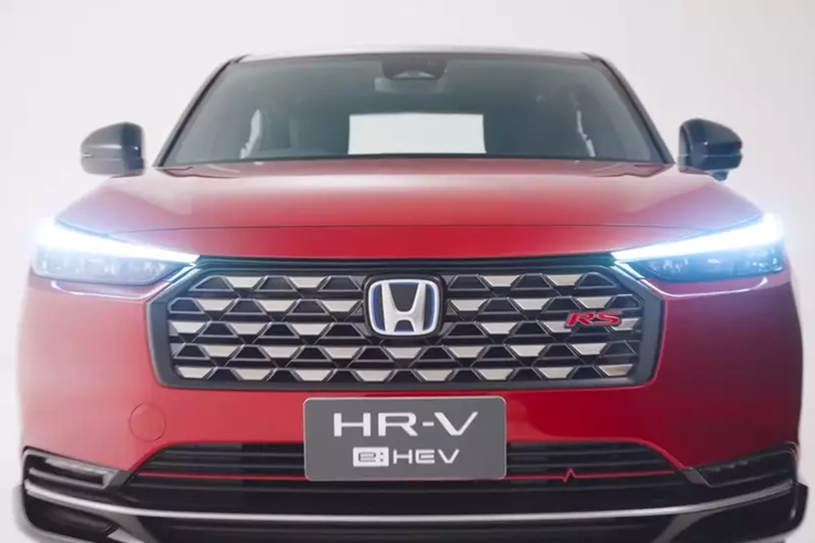 Đồng thời, mẫu xe này cũng có thiết kế không giống hoàn toàn với Honda HR-V mới dành cho Nhật Bản. Hình ảnh do hãng Honda tung ra là của HR-V bản RS cao cấp nhất. Xe được trang bị lưới tản nhiệt mới với mắt lưới mạ crôm, tạo cảm giác thể thao hơn.
