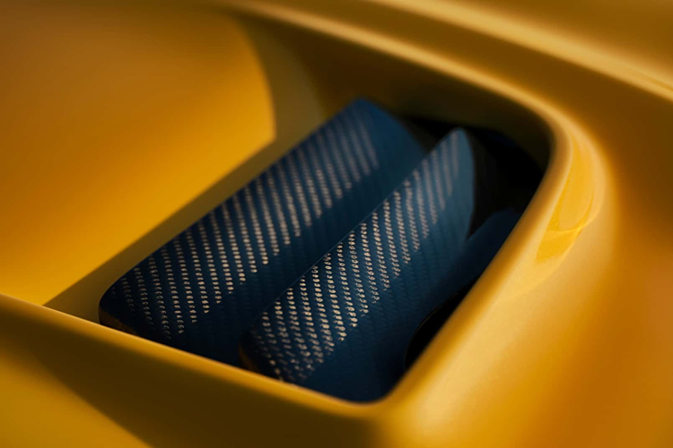 Phía sau bánh xe là đĩa phanh hai mảnh mới cùng cùm phanh Brembo 6 piston ở phía trước. Về khung gầm, Nguyên mẫu HRC Type S được trang bị hệ thống lò xo có thể điều chỉnh giúp giảm chiều cao gầm 15 mm, các tấm khum từ xe đua Type S và thanh chống lật phía sau có thể điều chỉnh.