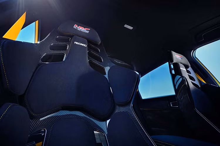 Thay cho hàng ghế sau là một miếng chặn bằng sợi carbon và thanh giằng khung xe bổ sung được sơn màu Indy Yellow Pearl cùng màu thân xe. Acura cũng đã bỏ điều hòa của mẫu Concept này nhằm hướng tới khả năng hoạt động hiệu năng cao nhất có thể.