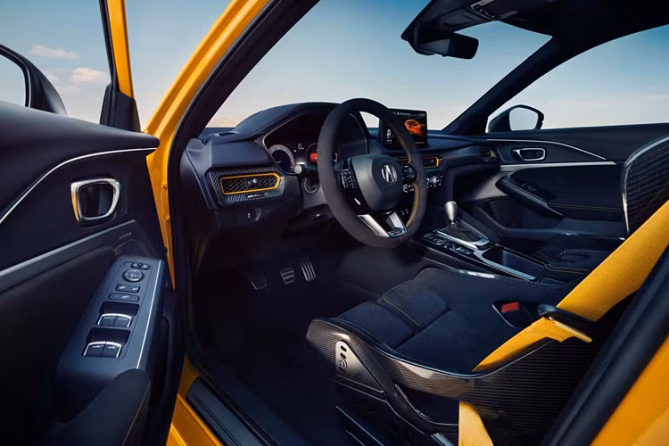 Acura đã cố gắng cắt giảm trọng lượng khoảng hơn 90 kg của chiếc xe thương mại khi trang bị cho bản độ mui xe bằng sợi carbon mới, tấm ốp cửa sau, ghế thể thao Recaro ở phía trước và hàng ghế sau được loại bỏ.