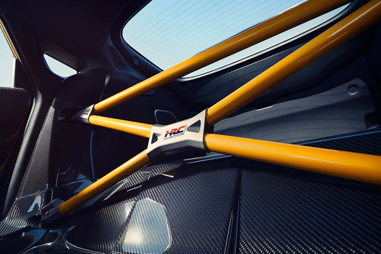 Lốp tiêu chuẩn đã được thay thế bằng loại lốp Pirelli P-Zero Trofeo R tập trung vào đường đua hơn. Bộ mâm xe cũng có kích thước dày hơn giúp Nguyên mẫu HRC Type S có thêm 30mm chiều rộng rãnh phía trước và phía sau.