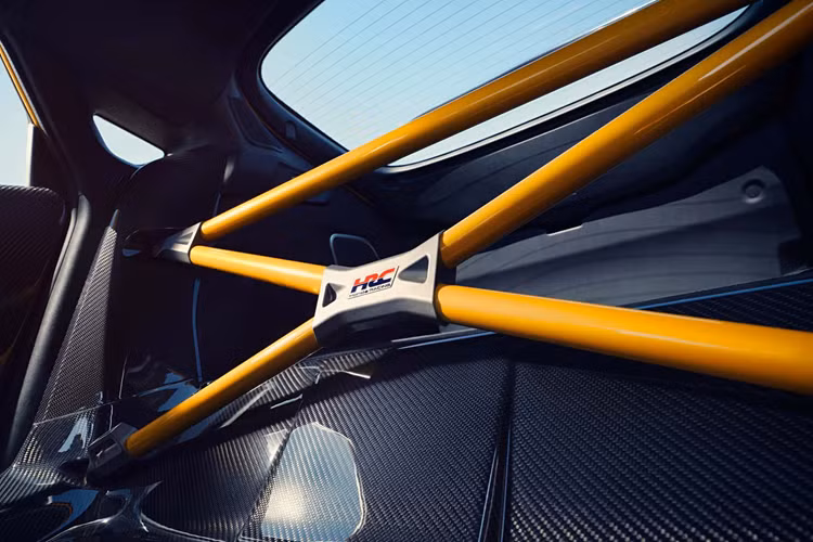 Lốp tiêu chuẩn đã được thay thế bằng loại lốp Pirelli P-Zero Trofeo R tập trung vào đường đua hơn. Bộ mâm xe cũng có kích thước dày hơn giúp Nguyên mẫu HRC Type S có thêm 30mm chiều rộng rãnh phía trước và phía sau.