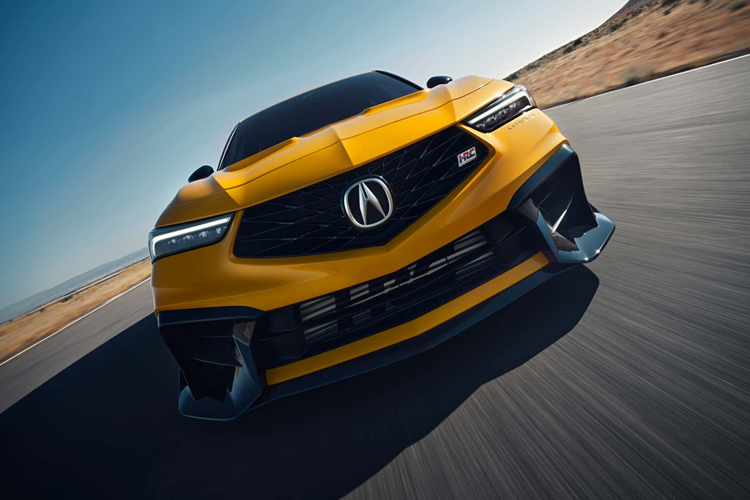 Một trong những chi tiết dễ thấy nhất trên mẫu xe hothatch Acura Integra Type S HRC này là những nâng cấp về mặt khí động học. Xe được trang bị thêm một thanh chia gió mới, hốc gió lớn hơn trên mui xe, ốp sườn mới và nổi bật là cánh gió lớn có thể điều chỉnh ở phía sau.