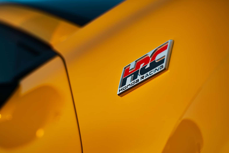 Không có sự tăng cường sức mạnh mà khối động cơ bốn xi-lanh tăng áp 2.0 lít còn có hiệu năng ấn tượng hơn khi làm mát khí nạp lớn hơn, bộ làm mát dầu đôi và hệ thống xả từ xe đua Type S.