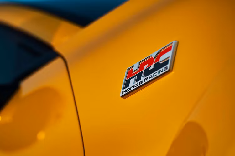 Không có sự tăng cường sức mạnh mà khối động cơ bốn xi-lanh tăng áp 2.0 lít còn có hiệu năng ấn tượng hơn khi làm mát khí nạp lớn hơn, bộ làm mát dầu đôi và hệ thống xả từ xe đua Type S.