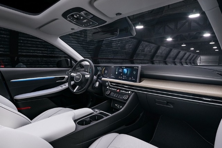 Bên cạnh đó, hệ thống điều hòa thủ công trên xe cũng được bổ sung tính năng After Blow giúp giảm thiểu độ ẩm, ngăn chặn nấm mốc và mùi khó chịu. Tính năng sưởi và làm mát ghế trên Sonata 2025 cũng được cải tiến. 