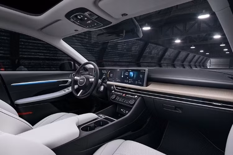 Bên cạnh đó, hệ thống điều hòa thủ công trên xe cũng được bổ sung tính năng After Blow giúp giảm thiểu độ ẩm, ngăn chặn nấm mốc và mùi khó chịu. Tính năng sưởi và làm mát ghế trên Sonata 2025 cũng được cải tiến. 