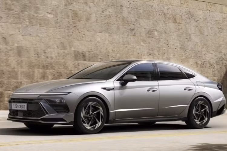 Theo đó, các tính năng này sẽ tự động hoạt động từ chế độ cao đến thấp, giúp nâng cao trải nghiệm cho người dùng. Cung cấp sức mạnh cho Hyundai Sonata thế hệ mới vẫn là 2 tùy chọn động cơ xăng và hybrid như cũ.