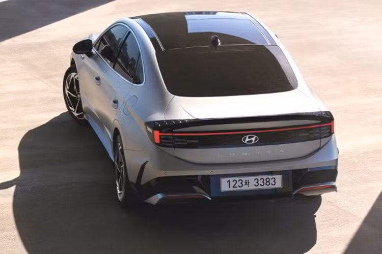 Trước đây, Hyundai Sonata đã từng được mở bán tại Việt Nam. Tuy nhiên, do doanh số thấp, xe không thể cạnh tranh với các đối thủ như: Toyota Camry, Honda Accord, Mazda6… nên năm 2015, xe đã bị khai tử.