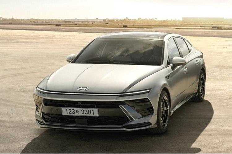 Theo đó, Hyundai Sonata 2025 mới được giới thiệu với 9 phiên bản cùng giá bán dao động từ 28,31 triệu won - 9,31 triệu won (khoảng 517 - 718 triệu đồng). Nhìn chung thiết kế của xe vẫn được giữ nguyên so với bản tiền nhiệm.