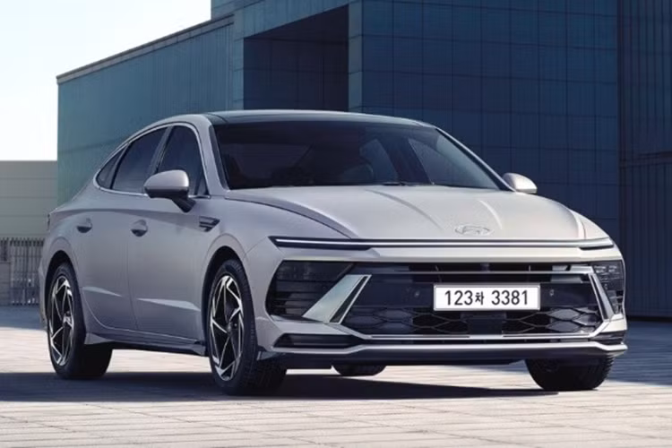 Một trong những thay đổi lớn trên mẫu xe sedan Hyundai Sonata 2025 là hệ thống nhận diện vân tay đã được di chuyển từ vị trí bên trái cụm đồng hồ sang vị trí trên cùng của bảng điều khiển trung tâm. Việc điều chỉnh này giúp người lái và hành khách dễ dàng tiếp cận và sử dụng tính năng hơn.