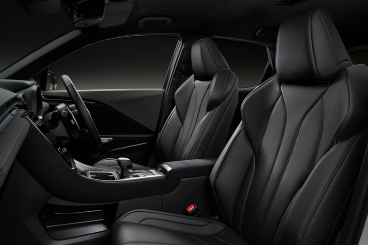 LBX Morizo RR cung cấp sự lựa chọn giữa hộp số sàn sáu cấp hoặc hộp số tự động tám cấp mượt mà kết hợp với hệ dẫn động AWD toàn thời gian được điều khiển điện tử. Theo Lexus, xe sẽ có khả năng tăng tốc 0-100 km/h trong 5,2 giây.