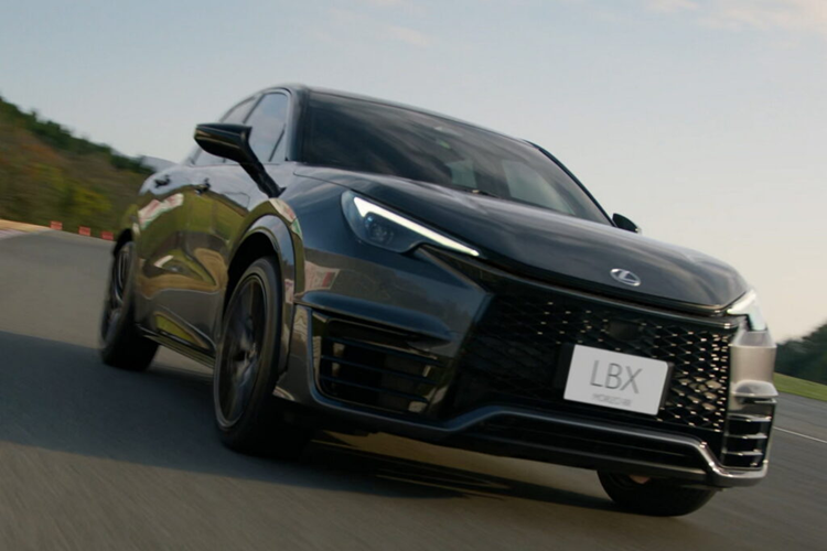 Xe được tinh chỉnh cấu trúc giảm xóc tăng cường phản ứng (REDS) ở tay đòn phía trước và hệ thống phanh nâng cấp, góp phần mang lại cảm giác lái năng động hơn. Đồng thời, những cải tiến dành riêng cho Lexus đã được thực hiện để giảm tiếng ồn và độ rung, tạo sự khác biệt cho LBX.