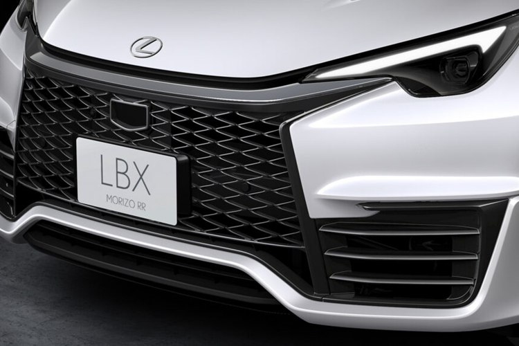 Phần thân xe còn có bộ chắn bùn và ốp sườn cùng màu thân xe càng nhấn mạnh vẻ ngoài hầm hố kết hợp với bộ mâm xe hợp kim 19 inch mới.