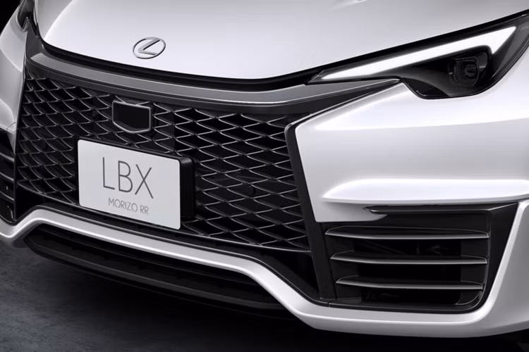 Phần thân xe còn có bộ chắn bùn và ốp sườn cùng màu thân xe càng nhấn mạnh vẻ ngoài hầm hố kết hợp với bộ mâm xe hợp kim 19 inch mới.