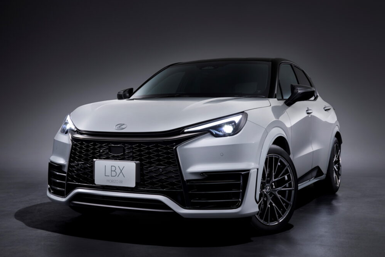 Nhìn bề ngoài, mẫu xe SUV Lexus LBX Morizo RR vẫn giữ được vẻ góc cạnh của mẫu concept tháng 1/2024. Xe sở hữu bộ body kit riêng biệt của Morizo tạo thêm cảm giác dữ dằn với cản va được thiết kế lại với khe hút gió lớn hơn đáng kể.
