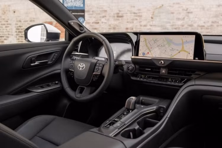 Về nội thất, khoang cabin của Toyota Camry 2025 được nâng cấp đáng kể so với thế hệ trước. Xe có các trang bị tiêu chuẩn như: đồng hồ kỹ thuật số 7 inch, màn hình thông tin giải trí 8 inch, điều hòa tự động hai vùng độc lập, sạc điện thoại không dây,...